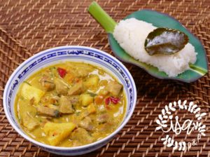 Curry de porc poivrons, ananas, combawa & riz gluant