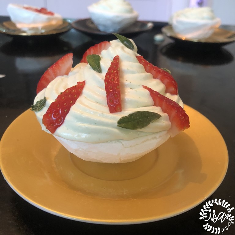 Meringue, fraises et chantilly verveine.