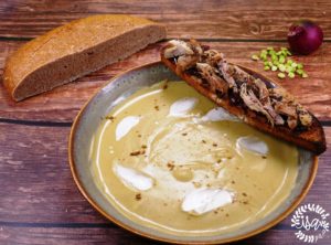 Soupe de pois cassés au cumin, tartines oignons confits/dinde