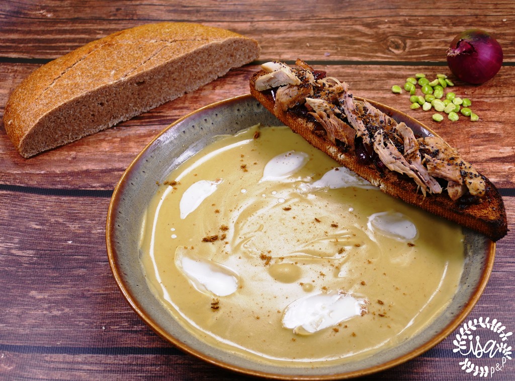 Soupe de pois cassés au cumin, tartines oignons confits/dinde