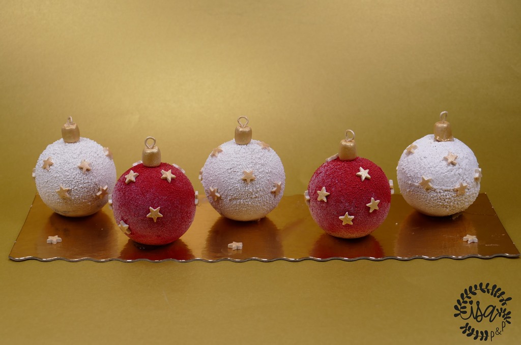 Entremet caramel-poires comme une boule de Noël