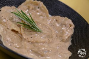 Ravioles de veau au chèvre-romarin, sauce aux cèpes