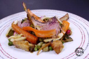 Carré d’agneau basse température, croûte de persil, légumes en crus et cuits.