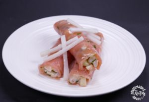 Rouleaux de saumon fumé au tartare de Saint-Jacques