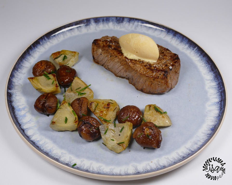 Filet de bœuf, châtaignes et artichauts poêlés, glace foie gras