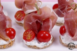 Canapé au fromage frais et jambon cru