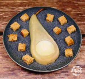 Poire pochée, glace foie gras et pain d’épices