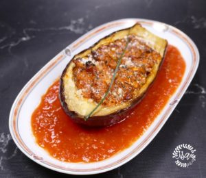 Aubergines farcies aux champignons, coulis de tomates