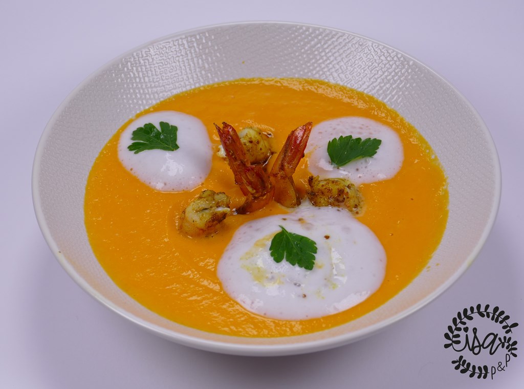 Velouté de carottes à l’orange, crevettes au curry & espuma de coco