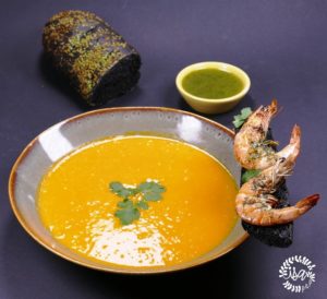 Velouté de patates douces & gambas sur pain à l’encre de seiche