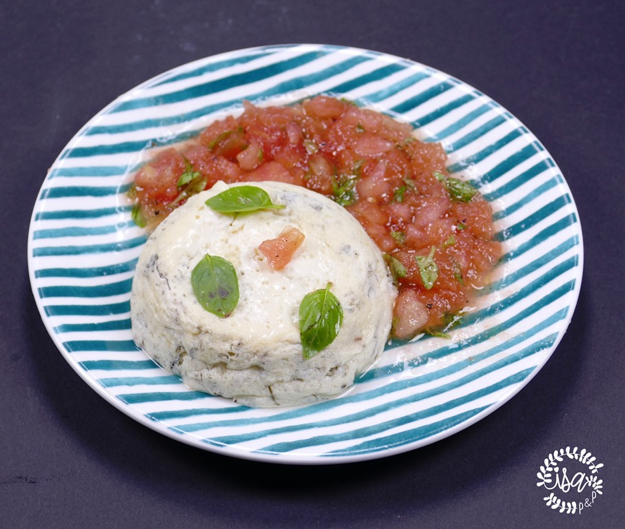 Flan au fromage et tomates au basilic