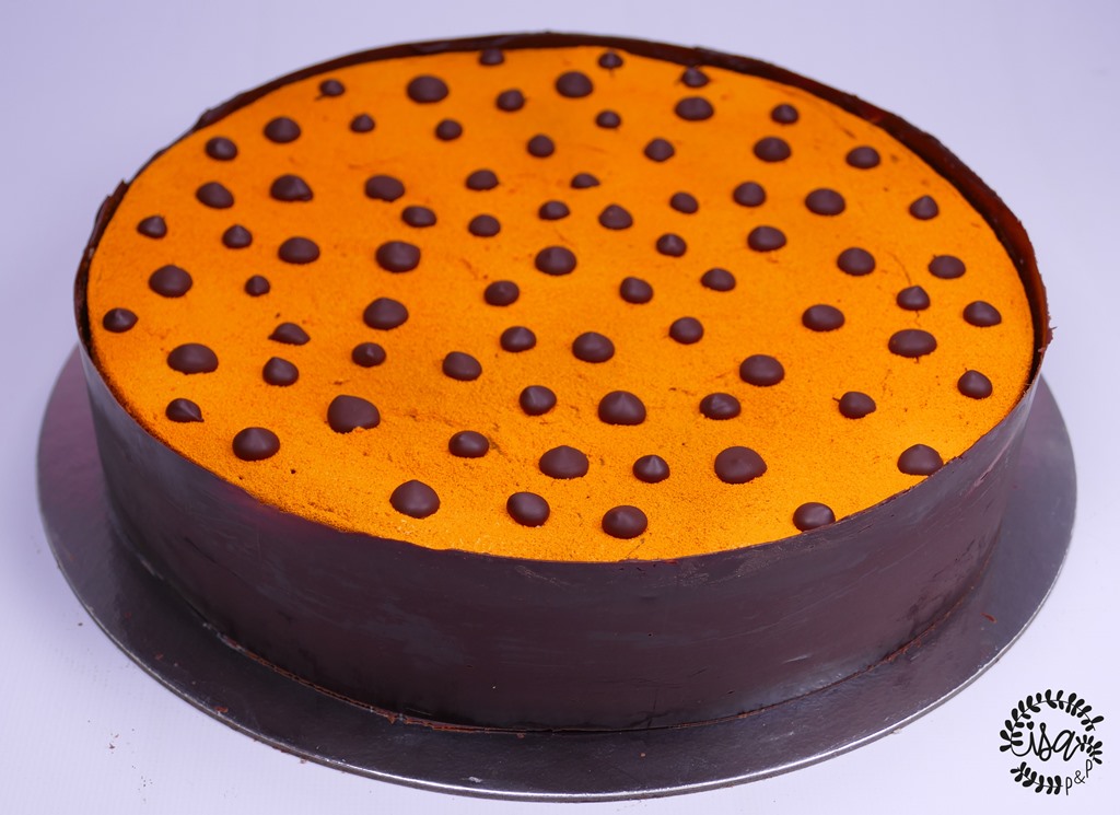 Entremet  Jivara-noisette, insert gelée et crémeux abricot-mangue