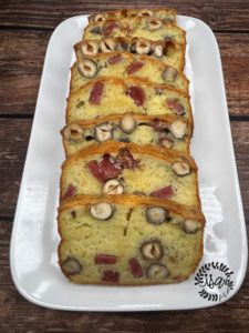 Cake au saucisson sec et noisettes