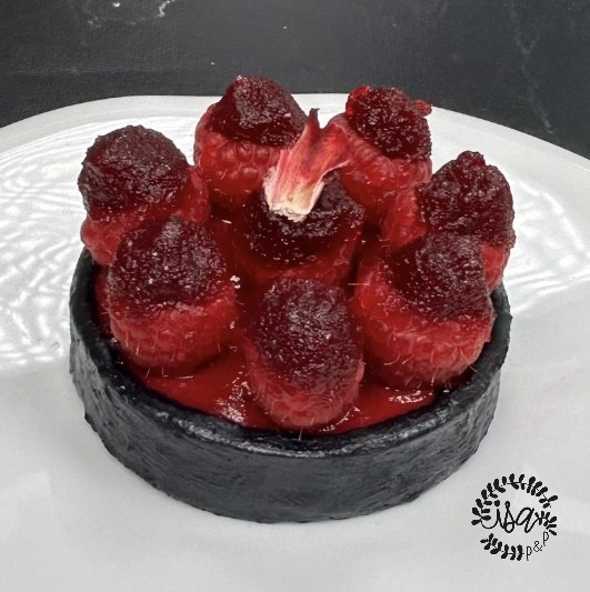 Tartelette rosée noire framboises et hibiscus