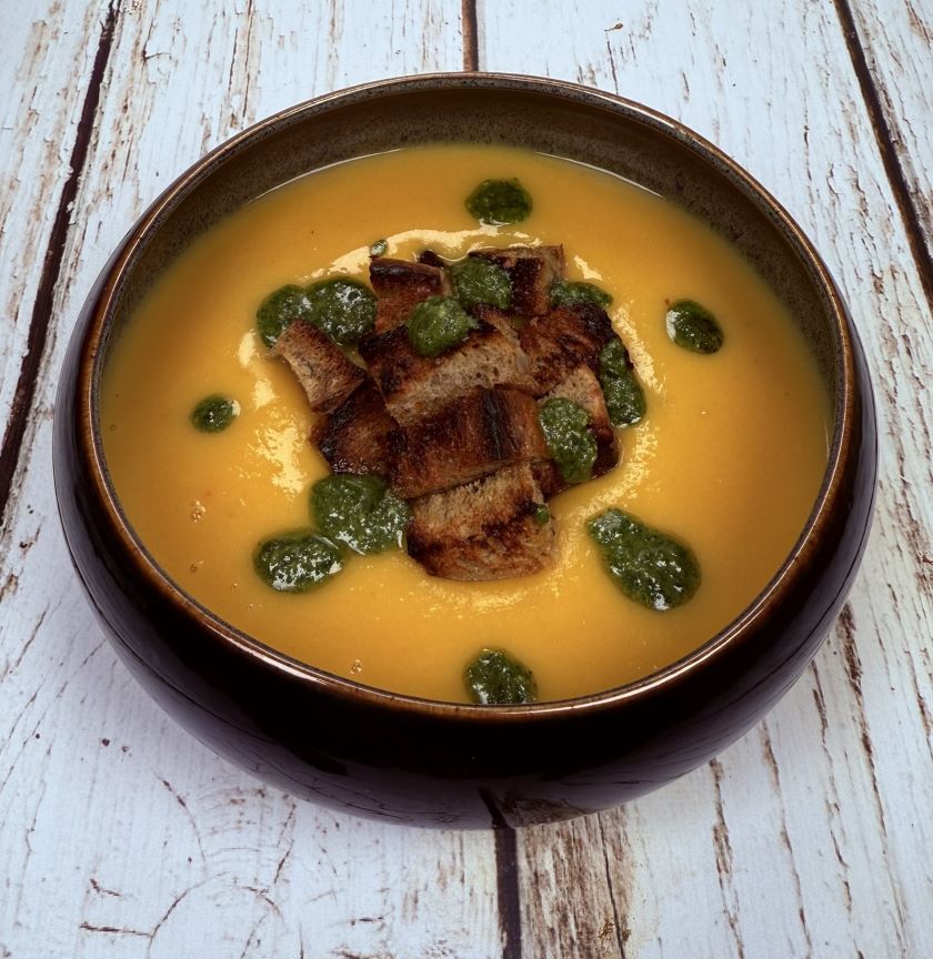 Soupe butternut, panais et pesto basilic