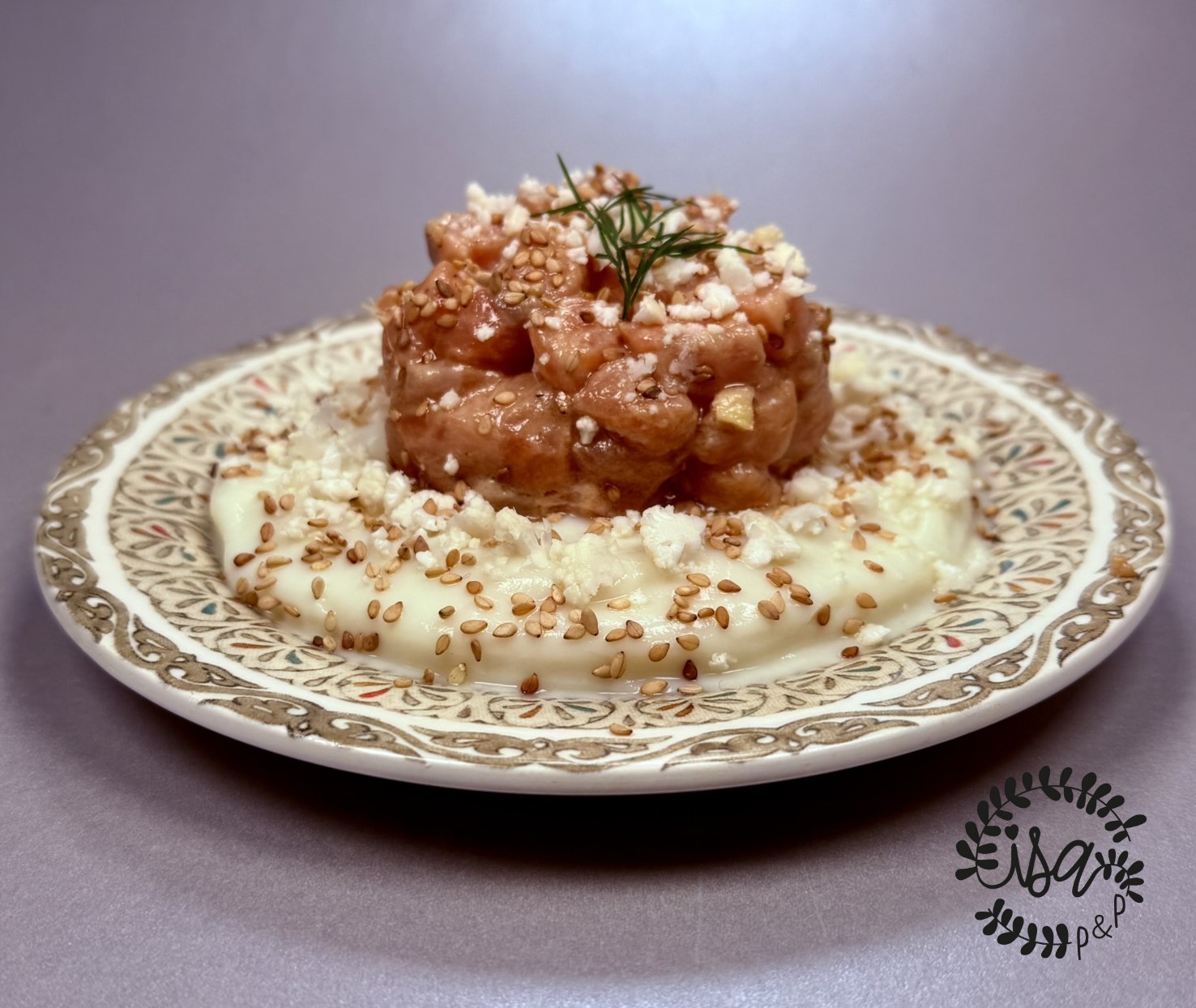 Tartare de saumon et crème de chou-fleur